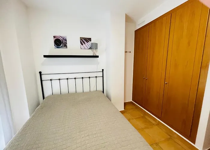 Schoene Unterkunft Mit Pool Und Terrasse.