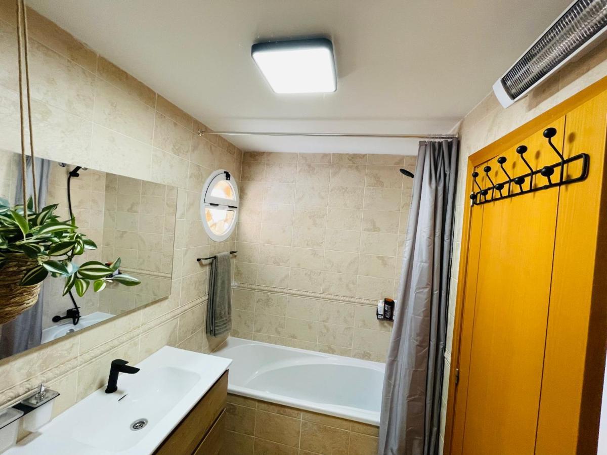 Schoene Mit Pool Und Terrasse. Apartment