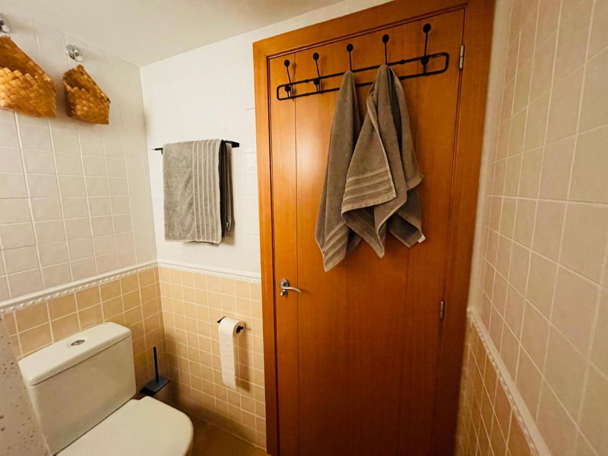 Schoene Mit Pool Und Terrasse. *