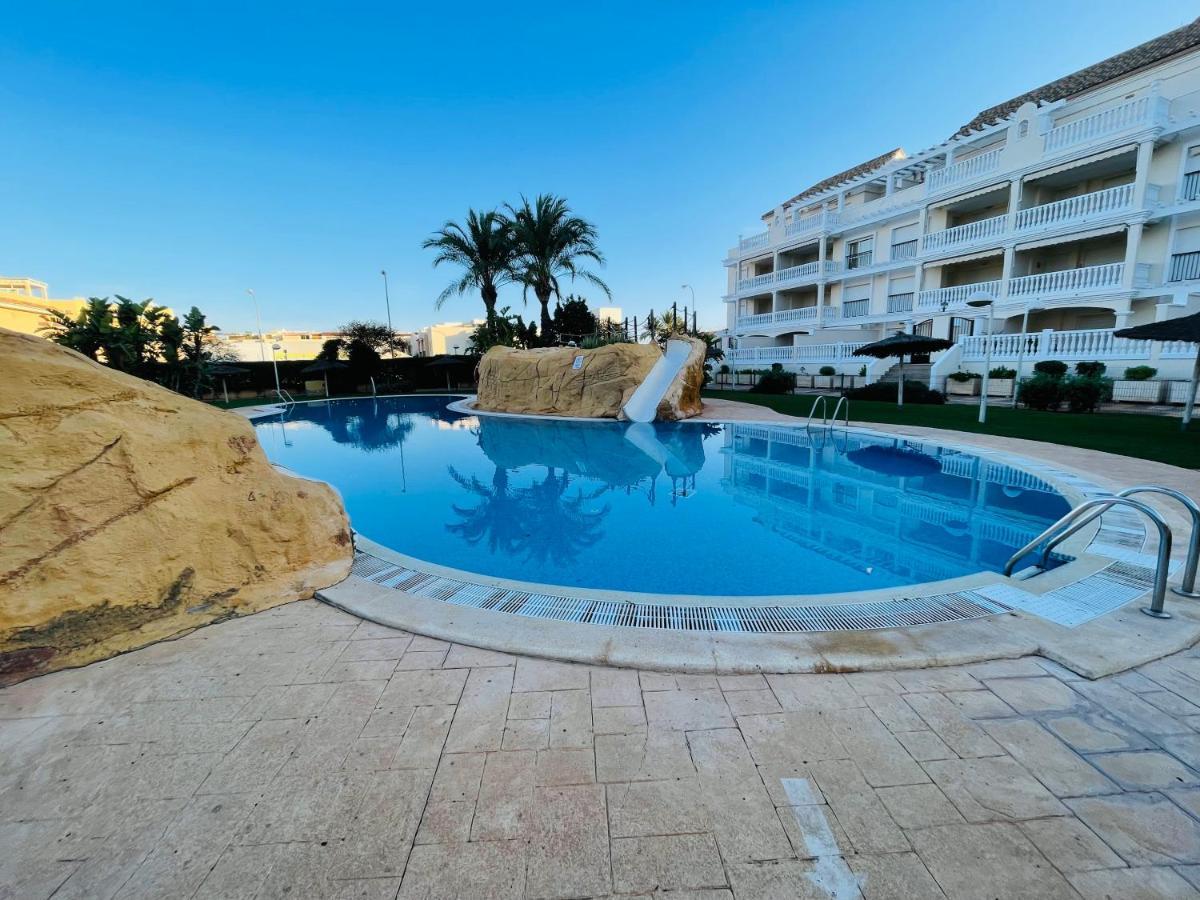 Schoene Mit Pool Und Terrasse. Denia